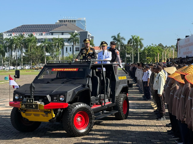 Kapolda Kalbar (Kiri), Gubernur Kalbar (Kanan) sedang melakukan pemeriksaan kelengkapan pasukan. Foto: Rabiansyah/Hi!Pontianak.