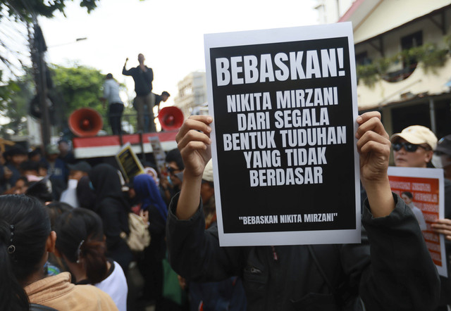 Sejumlah masa aksi menyuarakan aksinya mendukung Nikita Mirzani untuk di bebas kan di Pengadilan Negeri Jakarta Selatan, Jakarta, Selasa, (1/7/2025). Foto: Agus Apriyanto
