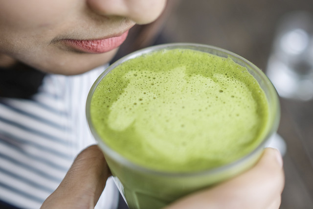 Ilustrasi orang tua rutin minum matcha untuk kesehatan. Foto: Shutterstock