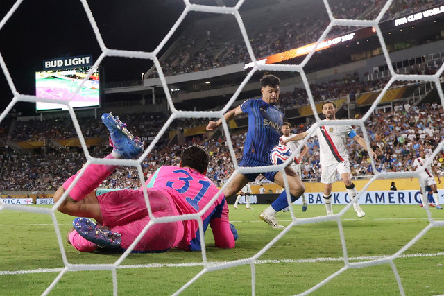 Pemain Al Hilal Marcos Leonardo mencetak gol ke gawang Manchester City pada pertandingan babak 16 besar Piala Dunia Antarklub 2025 di Stadion Camping World, Orlando, Florida, Amerika Serikat, Senin (30/6/2025). Foto: Nathan Ray Seebeck/USA TODAY Sports via REUTERS