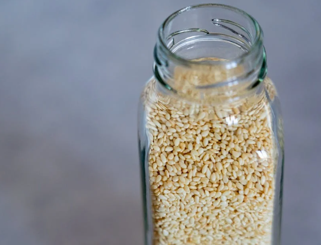 Ilustrasi cara membuat minyak wijen dari biji wijen. Sumber: Pexels/Castorly Stock