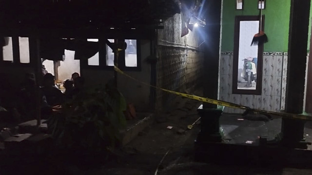 Rumah Suliha (92 tahun), perempuan warga Desa Sumberrejo, Kecamatan Tongas, Kabupaten Probolinggo, dilempar bom bondet oleh orang tak dikenal. Foto: Dok. Polres Probolinggo