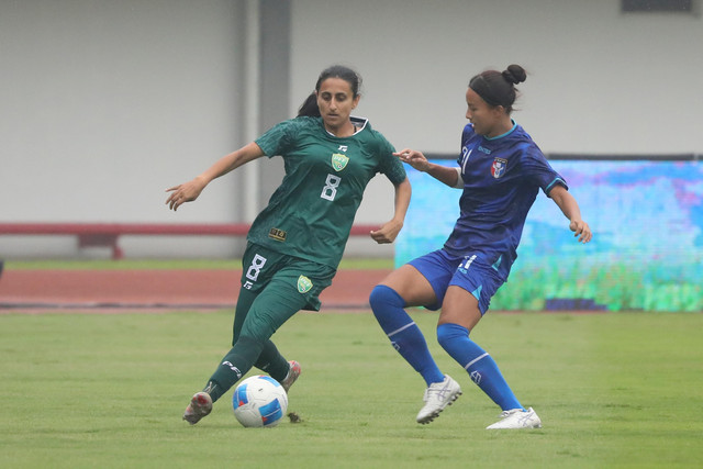 Aqsa Mushtaq, pemain Timnas Wanita Pakistan (kiri), sedang berduel dengan Taiwan di matchday pertama Kualifikasi Piala Asia Wanita 2026 di Indomilk Arena, Tangerang, Minggu (29/6). Foto: Dicky Adam Sidiq/kumparan
