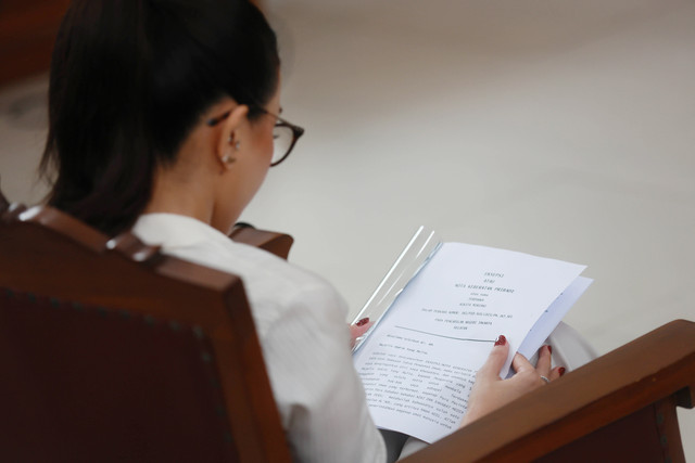 Terdakwa Nikita Mirzani saat menjalani sidang terkait kasus dugaan pemerasan secara elektronik dengan agenda pembacaan eksepsi di Pengadilan Negeri Jakarta Selatan, Jakarta, Selasa, (1/07/2025). Foto: Agus Apriyanto
