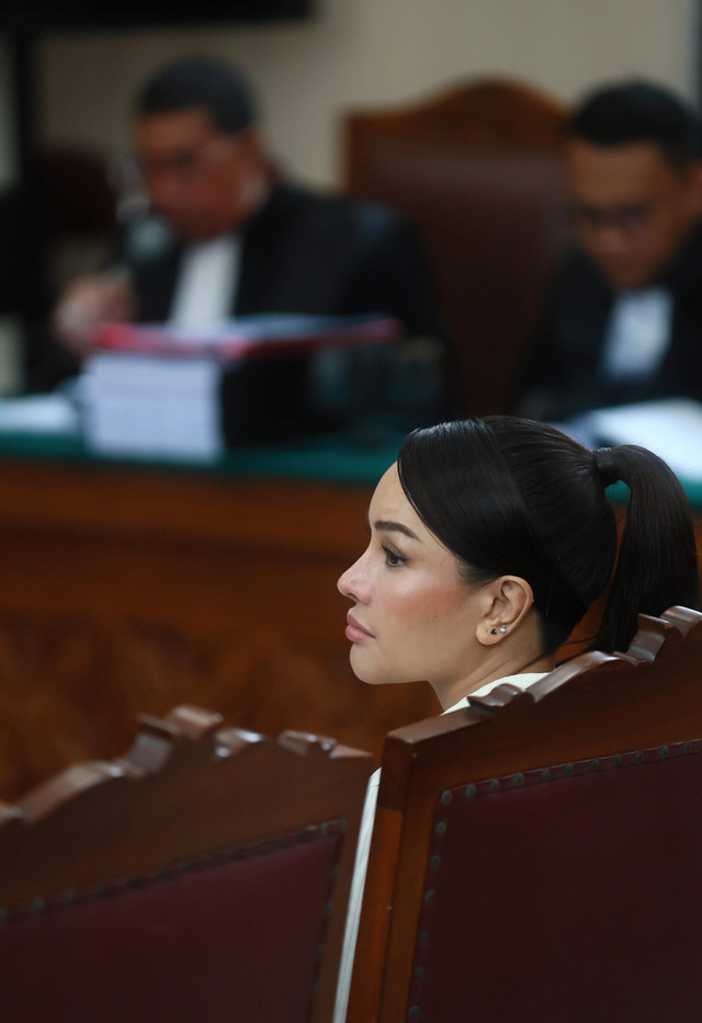 Terdakwa Nikita Mirzani saat menjalani sidang terkait kasus dugaan pemerasan secara elektronik dengan agenda pembacaan eksepsi di Pengadilan Negeri Jakarta Selatan, Jakarta, Selasa, (1/07/2025). Foto: Agus Apriyanto