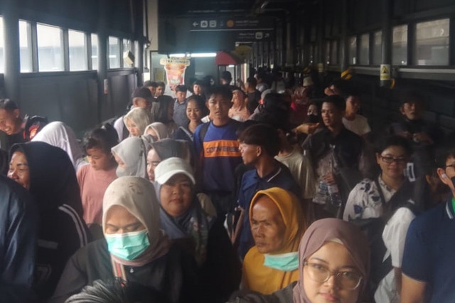 Suasana Stasiun Juanda penuh sesak oleh warga yang menuju acara HUT Bhayangkara ke-79 di Monas, Jakarta, Selasa (1/7/2025). Foto: Ahmad Romadoni/kumparan