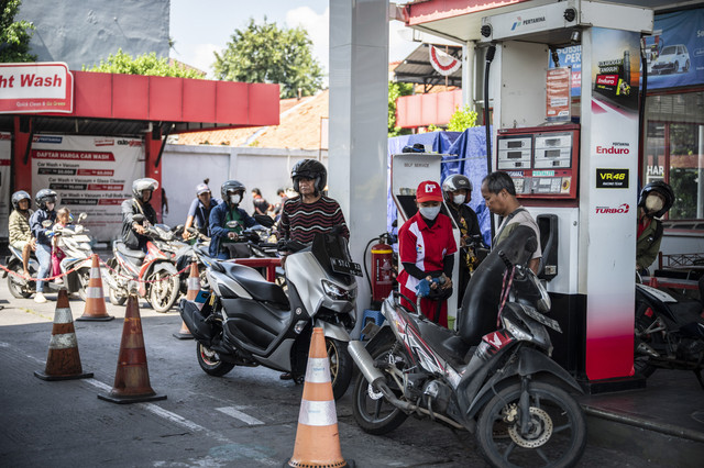 Petugas melayani pengisian bahan bakar minyak (BBM) jenis Pertamax di SPBU COCO Jalan Ahmad Yani, Semarang, Jawa Tengah, Selasa (1/7/2025). Foto: Aprillio Akbar/ANTARA FOTO