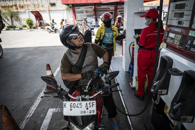 Pengendara sepeda motor mengisi bahan bakar minyak (BBM) jenis Pertamax di SPBU COCO Jalan Ahmad Yani, Semarang, Jawa Tengah, Selasa (1/7/2025). Foto: Aprillio Akbar/ANTARA FOTO