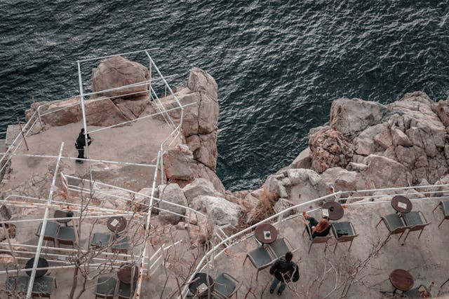Wisata Pacitan untuk keluarga. Foto hanya ilustrasi bukan sebenarnya. Sumber foto: Pexels/Zekai Zhu