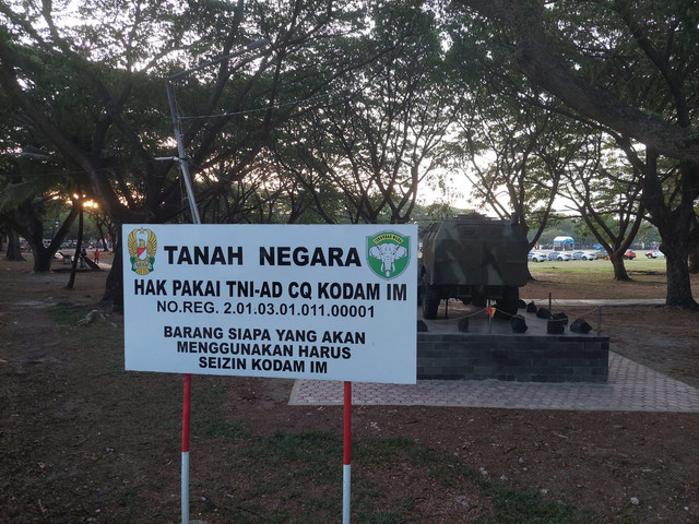 Plang bertuliskan "Tanah Hak Pakai TNI AD CQ Kodam IM" berdiri di sisi utara Blang Padang, tepat di depan Museum Tsunami Aceh. Foto: Dok.kumparan