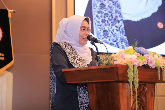 Ketua Umum Pengurus Pusat Ikatan Bidan Indonesia (PP IBI), Dr. Ade Jubaedah, S.SiT., Bdn., MM., MKM.