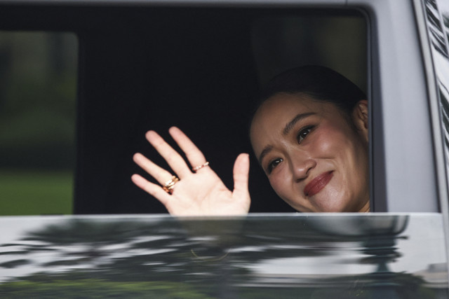 Perdana Menteri Thailand Paetongtarn Shinawatra melambaikan tangan dari dalam mobilnya usai Mahkamah Konstitusi Thailand menangguhkannya dari tugas sambil menunggu kasus yang menuntut pemecatan di Bangkok, Thailand, Selasa (1/7/2025). Foto: Athit Perawongmetha/Reuters