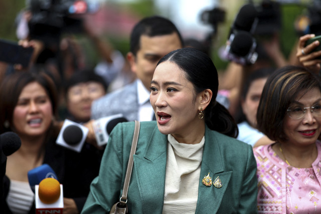 Perdana Menteri Thailand Paetongtarn Shinawatra menjawab pertanyaan wartawan usai Mahkamah Konstitusi Thailand menangguhkannya dari tugas sambil menunggu kasus yang menuntut pemecatan di Bangkok, Thailand, Selasa (1/7/2025). Foto: Athit Perawongmetha/Reuters