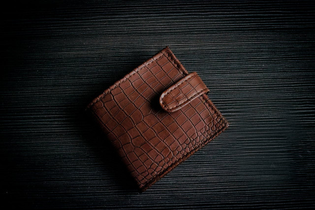 Dompet pria harga 200 ribuan. Foto hanya ilustrasi, bukan yang sebenarnya. Sumber: Pexels/Adesina Adeagbo