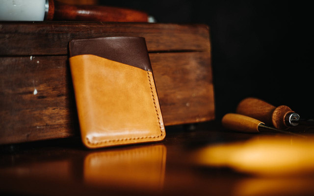 Dompet pria panjang branded. Foto hanya ilustrasi, bukan yang sebenarnya. Sumber: Pexels/Lantip 
