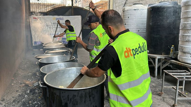 DT Peduli membuka program "Open Kitchen" yang menyiapkan ratusan paket makanan siap santap untuk pengungsi di Gaza Utara (Sumber : DT Peduli)