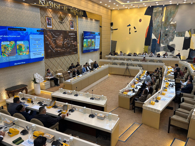Suasana rapat Komisi II RDP dengan Menteri ATR/BPN Nusron Wahid dan Kementerian Dalam Negeri di Kompleks Parlemen, Senayan, Jakarta pada Selasa (1/7). Foto: Abid Raihan/kumparan
