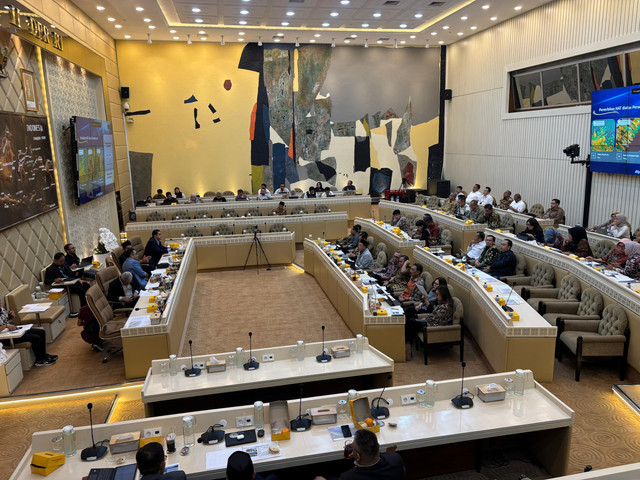 Suasana rapat Komisi II RDP dengan Menteri ATR/BPN Nusron Wahid dan Kementerian Dalam Negeri di Kompleks Parlemen, Senayan, Jakarta pada Selasa (1/7). Foto: Abid Raihan/kumparan