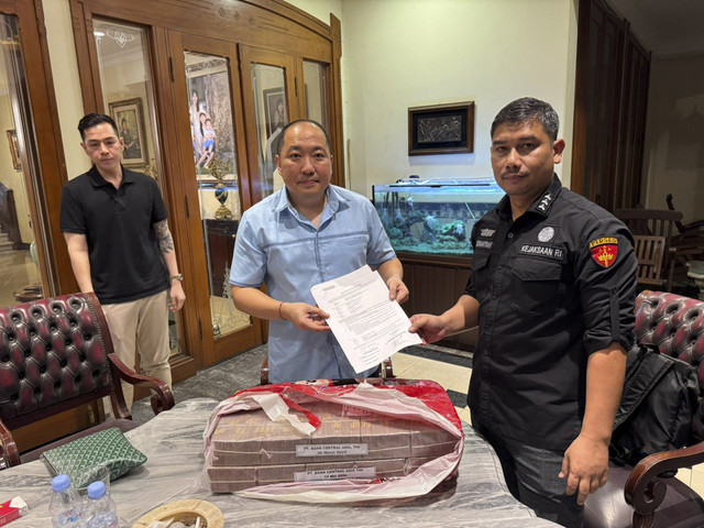 Kejagung geledah rumah Dirut Sritex, Iwan Kurniawan Lukminto, di Surakarta. Foto: Kejagung