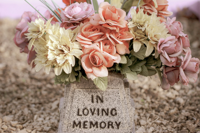 Ilustrasi Makam Seseorang yang Telah Tiada. Foto: Unsplash.
