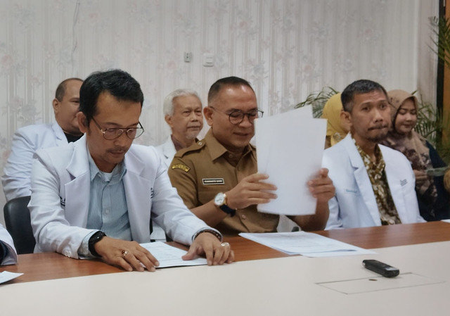 Dirut RSUD dr. Chasbullah Abdulmadjid Bekasi, dr. Kusnanto Saidi, MARS. (tengah) dan Ketua Komite Medis RSUD dr. Chasbullah Abdulmadjid Bekasi (kiri) saat konferensi pers, Selasa (1/7/2025). Foto: Dok. kumparan