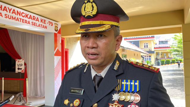 Dirlantas Polda Sumsel Kombes Pol Maesa Soegriwo sesuai menghadiri Upacara dan Syukuran HUT Bhayangkara ke-79 di Lapangan Mako Satuan Brimob Polda Sumsel. Foto : Abdullah Toriq/Urban Id