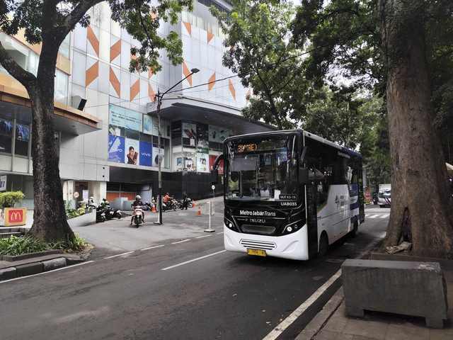 Transportasi umum Metro Jabar Trans melintas, Selasa (1/7/2025). Foto: Alya Zahra/kumparan