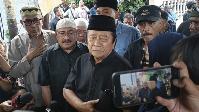 Mansyur S di rumah duka Hamdan ATT, Kramat Jati, Jakarta Timur, Selasa (1/7/2025). Foto: Giovanni/kumparan
