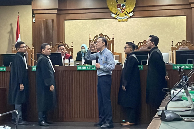 Momen eks Mendag Tom Lembong menjelaskan perbedaan antara Gula Kristal Mentah (GKM), Gula Kristal Putih (GKP), dan Gula Kristal Rafinasi (GKR), sekaligus mencicipi GKR di Pengadilan Tipikor Jakarta, Selasa (1/7/2025). Foto: Fadhil Pramudya/kumparan