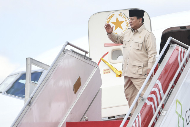 Presiden Prabowo Subianto melambaikan tangan saat menaiki Pesawat Kepresidenan PK-GRD untuk bertolak ke Arab Saudi di Lanud Halim Perdanakusuma, Jakarta, Selasa (1/7/2025). Foto: Hafidz Mubarak A/ ANTARA FOTO