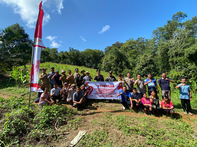 Polsek Nanga Mahap menggelar syukuran HUT ke-79 Bhayangkara di lahan jagung. Foto: Dok. Polsek Nanga Mahap