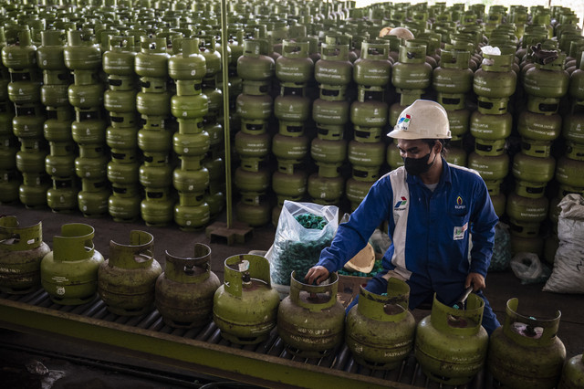 Pekerja memasang segel LPG tabung tiga kilogram di SPBE Puri Sakti Energi Perkasa, Ngaliyan, Semarang, Jawa Tengah, Selasa (1/7/2025). Foto: Aprillio Akbar/ANTARA FOTO