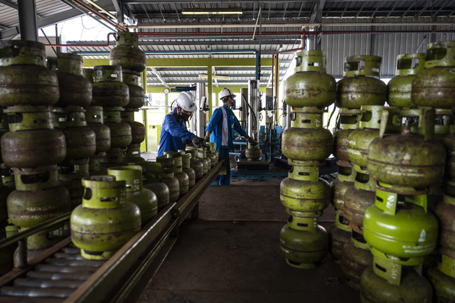 Pekerja memasang segel LPG tabung tiga kilogram di SPBE Puri Sakti Energi Perkasa, Ngaliyan, Semarang, Jawa Tengah, Selasa (1/7/2025). Foto: Aprillio Akbar/ANTARA FOTO