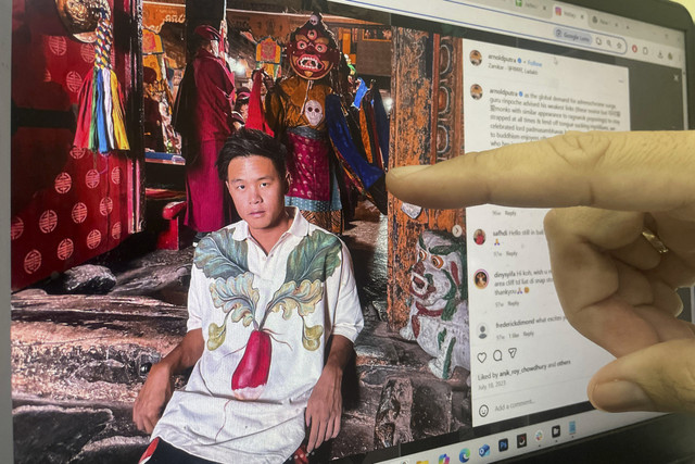 Warga menunjukkan tampang selebgram WNI AP yang ditangkap di Myanmar. Foto: kumparan