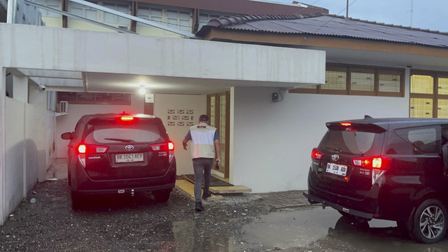 KPK geledah Kantor PUPR Sumatera Utara pada Selasa (1/7/2025). Foto: Tri Vosa/kumparan