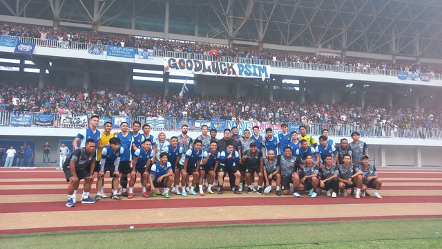 Suporter PSIM memadati tribun timur Stadion Mandala Krida untuk menyaksikan latihan perdana PSIM Jogja, Selasa (1/7). Foto: Pandangan Jogja/Gigih Imanadi Darma