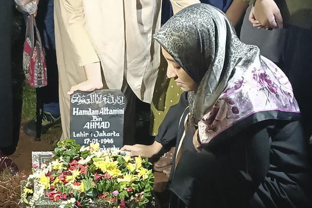 Pemakaman Hamdan ATT, TPU Kampung Dukuh, Jakarta Timur, Selasa (1/7/2025). Foto: Giovanni/kumparan