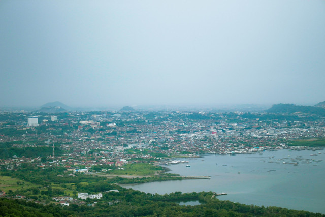 Oleh-oleh Khas Lampung kekinian. Foto pemandangan Kota Bandar Lampung. Sumber: Unsplash/Irham Setyaki