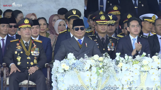 Prabowo Subianto bersama Kapolri Listyo Sigit Prabowo dan Wapres Gibran saat HUT ke-79 Bhayangkara di Kawasan Monumen Nasional (Monas), Jakarta, Selasa (1/7/2025). Foto: YouTube/Sekretariat Presiden