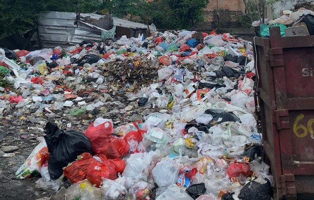 Tumpukan sampah di TPS Rajabasa Bandar Lampung. | foto : Nadia Roro / Lampung Geh