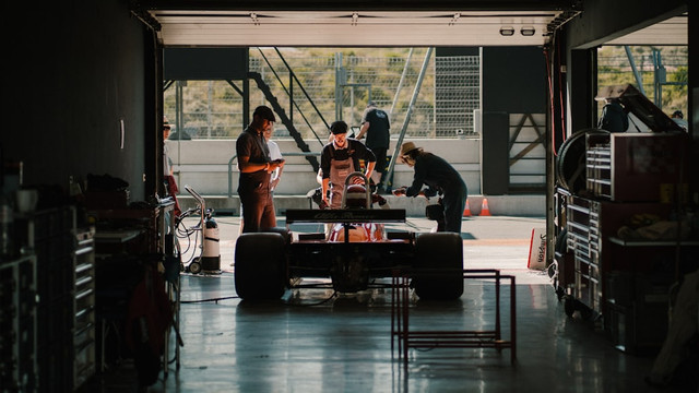 Ilustrasi Film F1 Berapa Jam. Unsplash.com/Marc Kleen