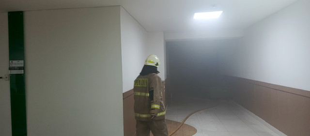 Panel listrik ruang farmasi di Rumah Sakit Hermina Jatinegara, Jakarta Timur, meledak.  Foto: Damkar DKI Jakarta