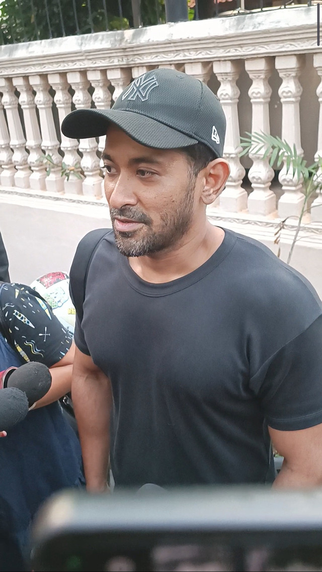 Putra Hamdan ATT, Haikal di rumah duka Hamdan ATT, Kramat Jati, Jakarta Timur, Selasa (1/7). Foto: Giovanni/kumparan