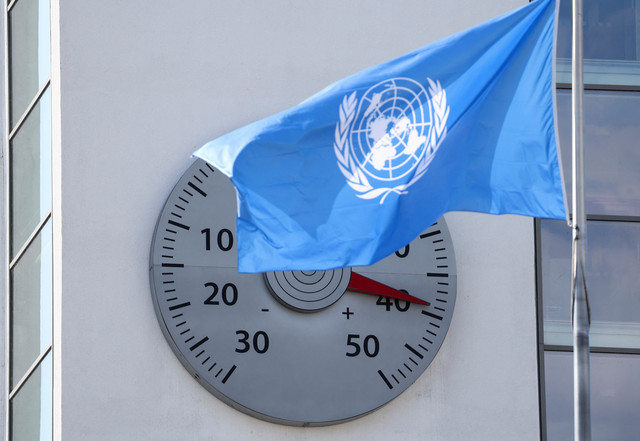 Termometer raksasa yang dipasang di dinding markas besar Konvensi Kerangka Kerja Perubahan Iklim Perserikatan Bangsa-Bangsa (UNFCCC) menunjukkan suhu 39 derajat Celsius, selama gelombang panas di seluruh Eropa, di Bonn, Jerman, 1 Juli 2025. Foto: REUTERS/Wolfgang Rattay