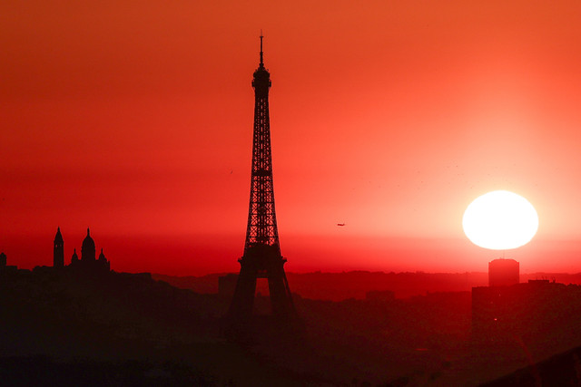 Matahari terbit di dekat Menara Eiffel dan Basilika Sacre Coeur di atas bukit Montmartre di Paris pada tanggal 1 Juli 2025. Foto: Thibaud Moritz / AFP