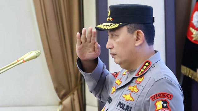 Kapolri Jenderal Listyo Sigit Prabowo melepas Wakapolri Komjen Ahmad Dofiri yang memasuki masa pensiun. Foto: IG/@humaskorpsbrimob
