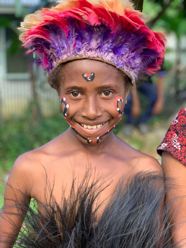 SUMBER : Photo by JulesR https://pixabay.com/photos/papua-new-guinea-alotau-child-4380816/