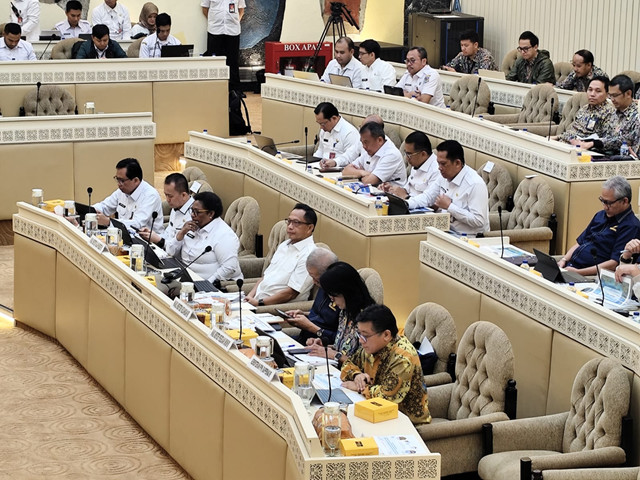 Suasana rapat kerja Komisi II DPR bersama Kementerian Dalam Negeri  membahas evaluasi DOB 4 (empat) Provinsi Papua pada Rabu (2/7/2025). Foto: Luthfi Humam/kumparan