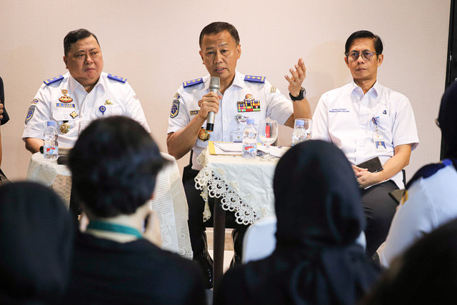 Direktur Jenderal (Dirjen) Perhubungan Darat Kemenhub, Aan Suhanan, menjelaskan progres rencana kenaikan tarif Ojek Online (Ojol) kepada wartawan di Kantor Kementerian Perhubungan RI, Jakarta, Rabu (2/7/2025).  Foto: Iqbal Firdaus/kumparan