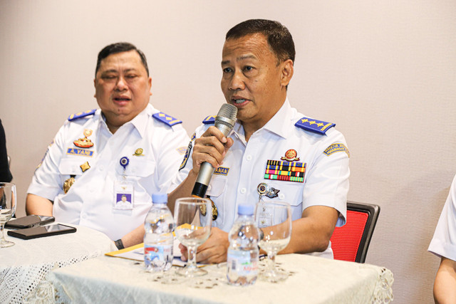 Direktur Jenderal (Dirjen) Perhubungan Darat Kemenhub, Aan Suhanan, menjelaskan progres rencana kenaikan tarif Ojek Online (Ojol) kepada wartawan di Kantor Kementerian Perhubungan RI, Jakarta, Rabu (2/7/2025).  Foto: Iqbal Firdaus/kumparan